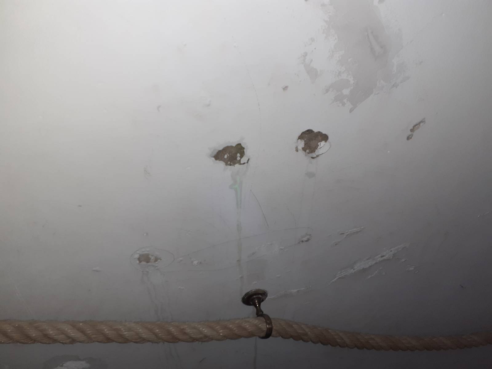 Recherche de fuite par infiltration dans une cage d'escalier à Forcalqueiret à côté de Brignoles Var