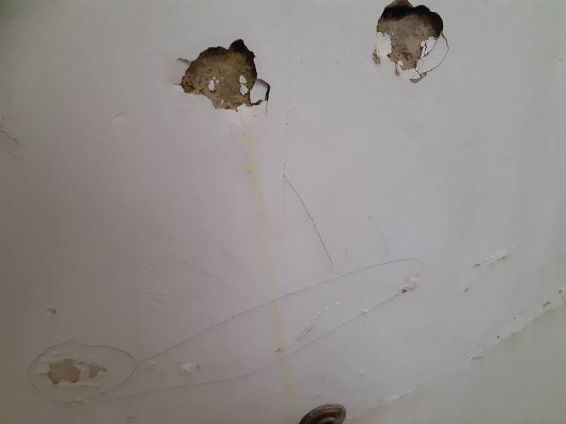 Recherche de fuite par infiltration dans une cage d'escalier à Forcalqueiret à côté de Brignoles Var