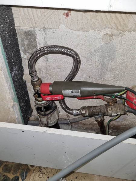 écoute sur canalisation dans la salle de bains