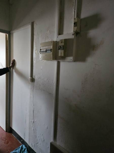 Dégâts apparents d'une infiltration  dans un appartement à Toulon Var