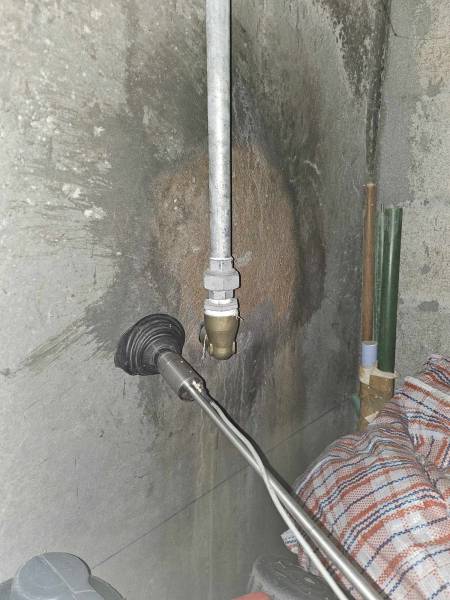 recherche de gaz dans la cave au niveau de la canalisation fuyarde