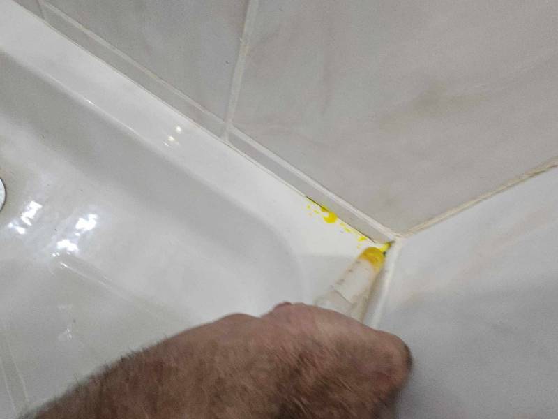 infiltration colorant sur joint de bac à douche