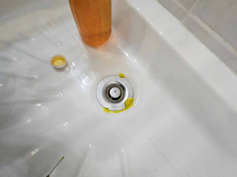 Test au colorant de la bonde du bac à douche