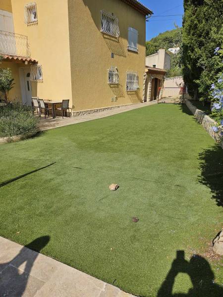 Détection de la fuite sous la pelouse synthétique