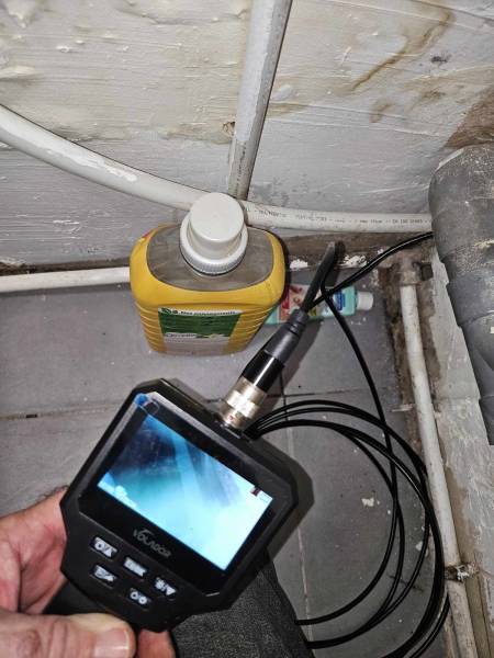 introduction d'une caméra par les trous accessibles