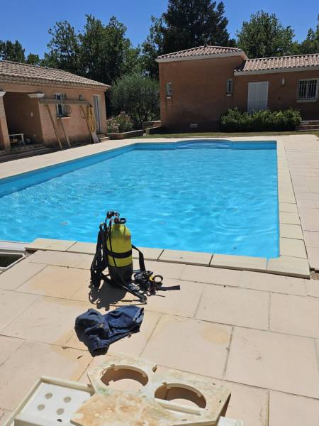 contrôle de la piscine de la roquebrussanne avec plongeur bouteille