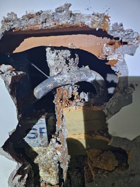 Intervention destructive pour réparation de la fuite dans un appartement à Toulon Var