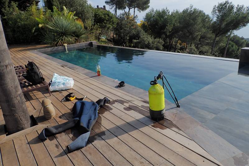 Utilisation d'un plongeur pour recherche de fuites sur piscine à Hyères à côté de Toulon (Var)