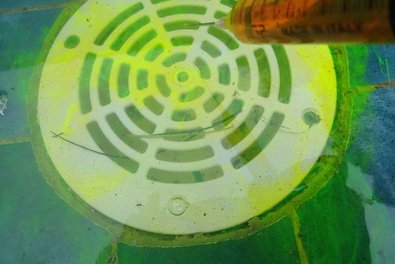 Contrôle de la bonde de fond d'une piscine à Toulon avec plongeur