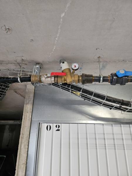 Arrivée de la conduite d'eau dans le garage du branchement avec fuite à Toulon